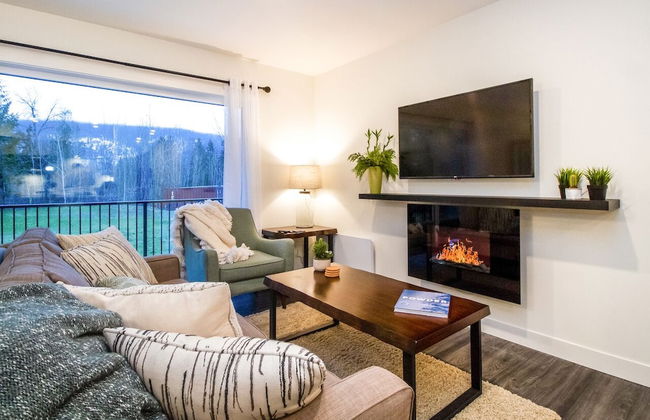 Revelstoke Retreat by Revelstoke Vacations - Photo 9