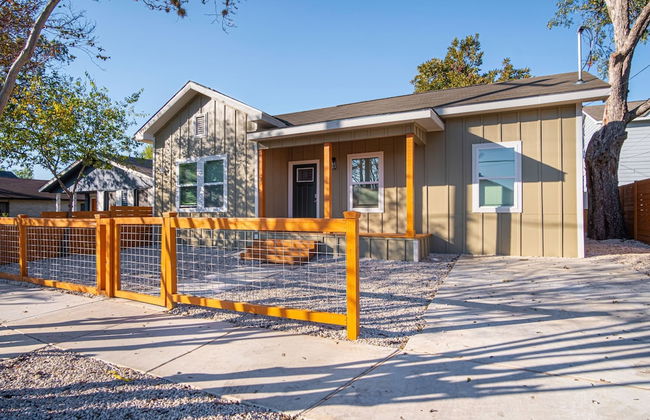 Escape to 4br/3ba Brand New Downtown Home - Foto 24