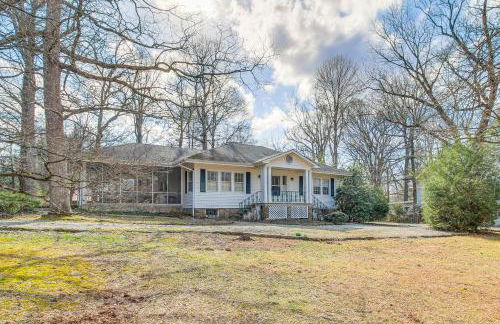 Central and Ornate Sewanee Home with Screened-In Porch - Foto 2