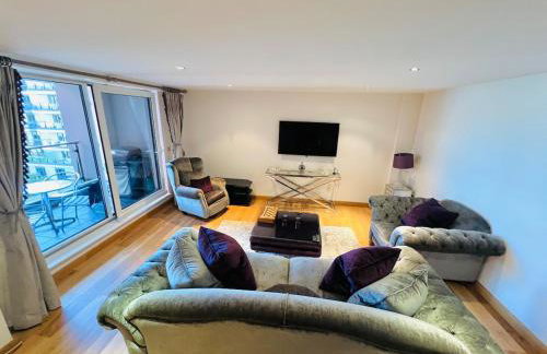 Chelsea Riverfront 2BR & Balcony - Foto 8