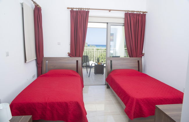 Stunning new Beach Front Villa,1st Line to the Beach, Large Pool, Wonderful Area - Foto 7