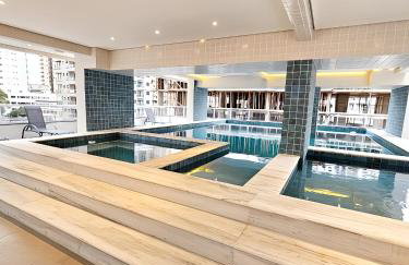 Apto com lazer completo, piscina, ar, mercadinho e pet friendly a 1 min da praia - Photo 1