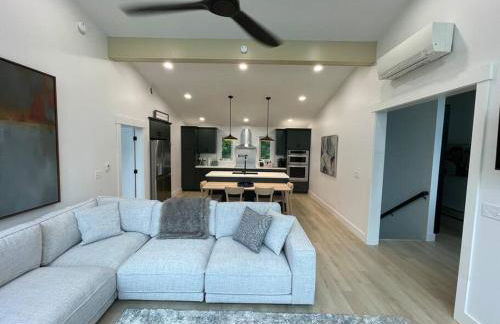 Luxe Modern Lakefront Oasis - Hot Tub, Sunset Views, Pet & Family Friendly! Close to UMF! - Foto 38