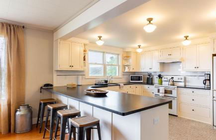 Private Beach Access + Water Views! Sleeps 18, Historic 6bdr Farmhouse w/ Deck - Foto 12