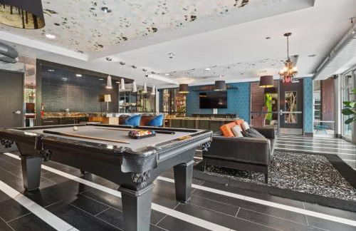 CozySuites 2BR Mill District with pool, gym #02 - Foto 26