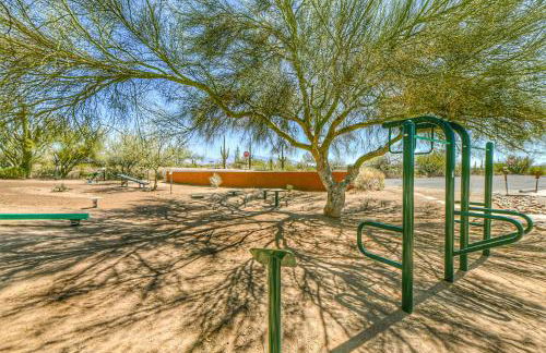 Remodeled modern beauty backs to open desert with mountain views & home theatre - Foto 32