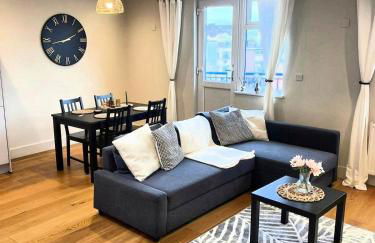 Stylish 1-Bed Flat in Canary Wharf - Photo 2