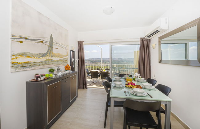 Summer Breeze Penthouse with large Terrace and Hot Tub by Getaways Malta - Foto 23