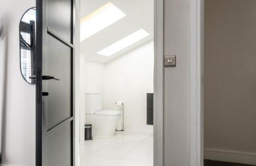 Luxury 4BDR House By Torr Property Group Short Lets & Serviced Accommodation With Free Gated Secure Parking & Private Patio Garden Liverpool - Foto 41