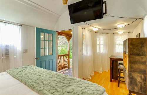 Scenic Riverfront Escape with Sauna in Junction City - Foto 35