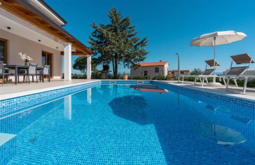 Villa atop the village with stunning view - Foto 51