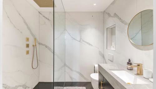 3 Bedroom, 3 bathroom large flat with sea views! - Photo 3, Shower