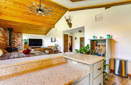 Scenic Riverfront Escape with Sauna in Junction City - Foto 9