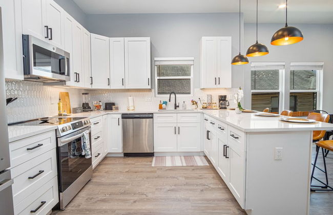 Inviting 4BR 2BA Near Downtown Riverwalk - Foto 9