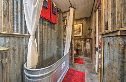 Snuggle Inn Wimberley Cabin with Fire Pit and Deck - Foto 19