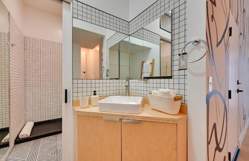 Rooftop with Views Modern Little Italy Townhome - Foto 22