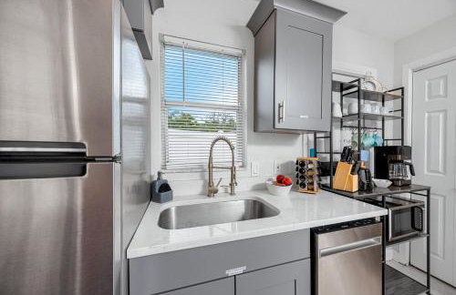 NEW Steps to Downtown - 7 Mins to Beach & Free Parking - Foto 18