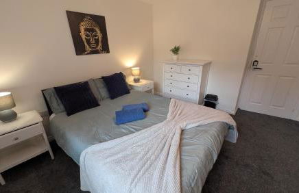 Large Modern House with Private Parking - Foto 90