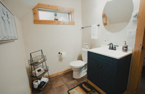 Cabin Minutes to Mt Rainier - EV, HotTub, 2 Queen and Twin - Photo 31