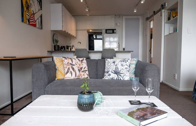 Centrally Located Light-filled Studio w/ Parking - Foto 20