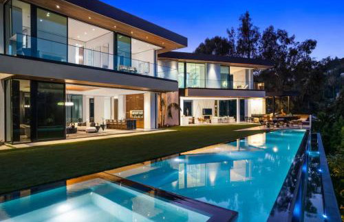 Luxurious 5BR Villa in BH with Pool, Theater, and Views - Foto 15