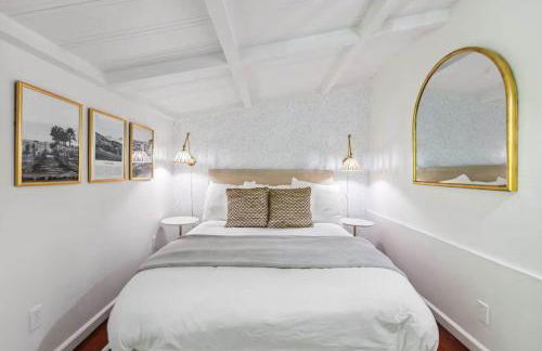 Modern Organic Home with Backyard Creek near State Park - Foto 18