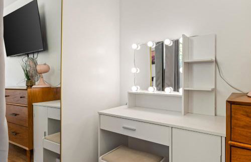 Los Angeles charming big house, king bed, parking, EV - Photo 12