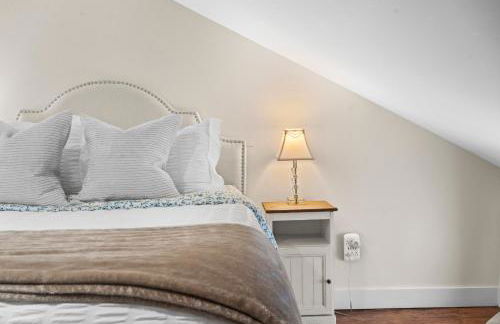 The School House Cottage, Historic 1BR Mystic River Stay Near Seaport - Foto 10