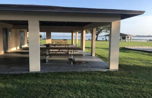 Beautiful Home across the street from Lake June! - Foto 38