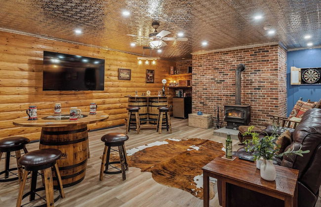 The Bigwood Cabin by Avantstay Hot Tub, Firepit, Pool Table, Private Yard - Photo 5