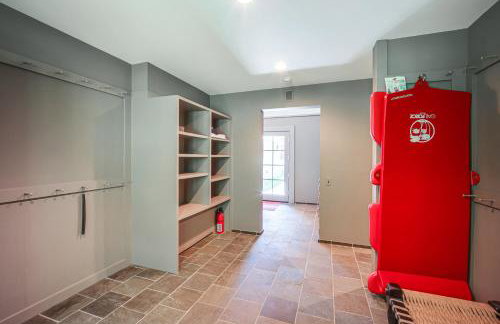 Group-Friendly Newbury Stunner Home Gym, Hot Tub! - Foto 28