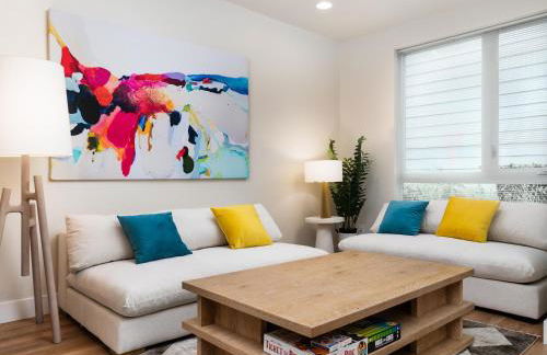 Lux Townhome With Parking and Rooftop Putting Green - Foto 1