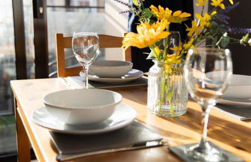 Homely Two Bedroom Apartment in Milton Keynes - Free Parking, WiFi, & Netflix - Photo 17