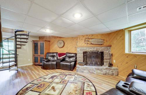 2 Mi to Skiing! Wooded Beech Mtn Retreat with Decks - Foto 13