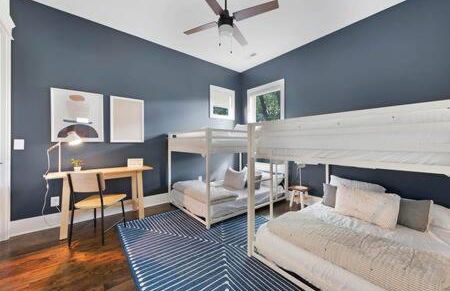 The Maple House - Huge Backyard & Mins to Broadway - Foto 12