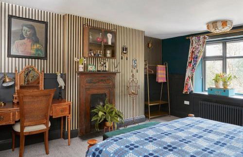 Ty Pandy Eclectic Luxury Family cottage Sleeps 8 adults and 2 children - Photo 7