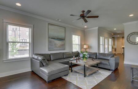 Spacious 4 King Room Belmont Home 2 Living Rooms Walk to Belmont & Vanderbilt Large Dining Table Smart TVs Parking 24 Hr Hospitality Near Music Row & The Gulch 2 miles to Broadway - Foto 1