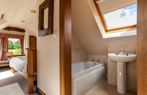 Coach House at Oaks Barn Farm Alcester with optional hire Salt water hot tub - Photo 13