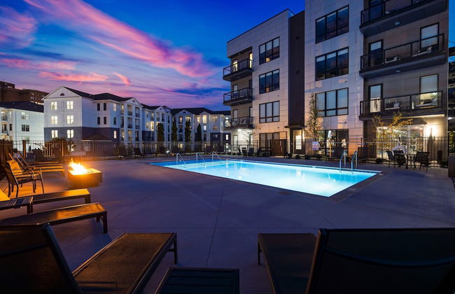 Prime Walkable Midtown Location Pool Gym Outlaw s Den by Avantstay - Foto 31