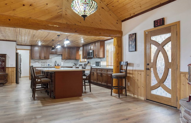 Pinetree Place by Avantstay Group Cabin w/ Hot Tub Minutes to the Lake - Photo 19