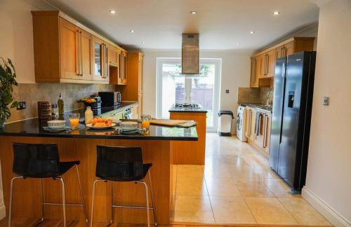 Large 4-bed house for up to 7 guests w 2x parking - Foto 7