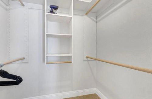 Vacation Home in Vegas w Pool 2 mile to Strip - Foto 30