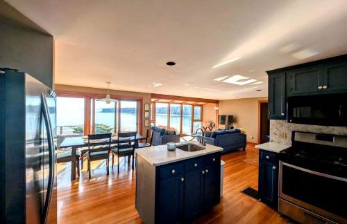 Charming Waterfront Sea Cottage with Private Beach near Bar Harbor, Hancock Maine - Photo 7