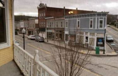 Small Town Hideaway - Photo 9