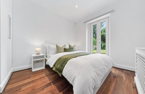 Minimal Designer Home with a Beautiful Garden - Foto 12