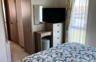 2 bed, 2 bath with decking overlooking the fishing lake at Sand Le Mere - Foto 9