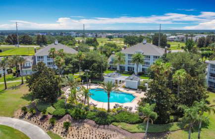 3-BR Condo with Dreamy Balcony Views, Walk to Pool - Foto 59