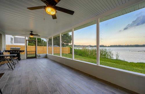 Hook, Line and Leisure Lakefront Gem with Porch! - Foto 2