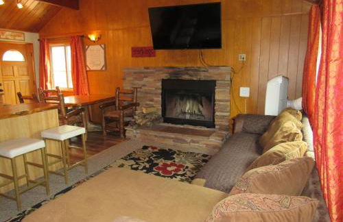 Hillside Hideaway -View of Ski Slope from Charming Deck - Foto 9