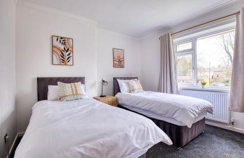 Westhoughton 3 Bedroom House - Free Parking - Photo 13